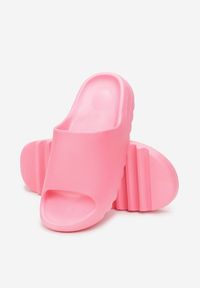 Born2be - Fuksjowe Piankowe Klapki na Podeszwie z Wycięciami Ferietta. Okazja: na co dzień. Kolor: różowy. Sezon: lato. Styl: casual #3