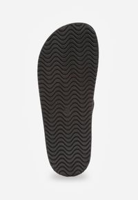 Renee - Czarne Klapki Mule na Podeszwie z Imitacji Korka Zdobione Wycięciami i Klamrą Deolure. Okazja: na co dzień, na randkę. Kolor: czarny. Materiał: jeans, zamsz. Wzór: aplikacja. Sezon: lato. Styl: boho, wakacyjny, casual #5