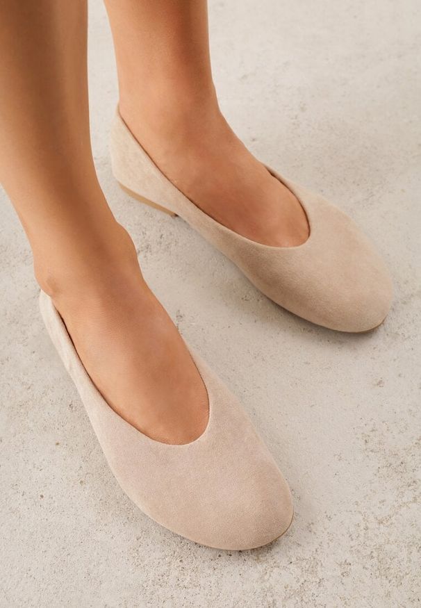 Renee - Beżowe Balerinki z Imitacji Zamszu w Stylu Basic Saraphiele. Okazja: na randkę. Kolor: beżowy. Materiał: zamsz