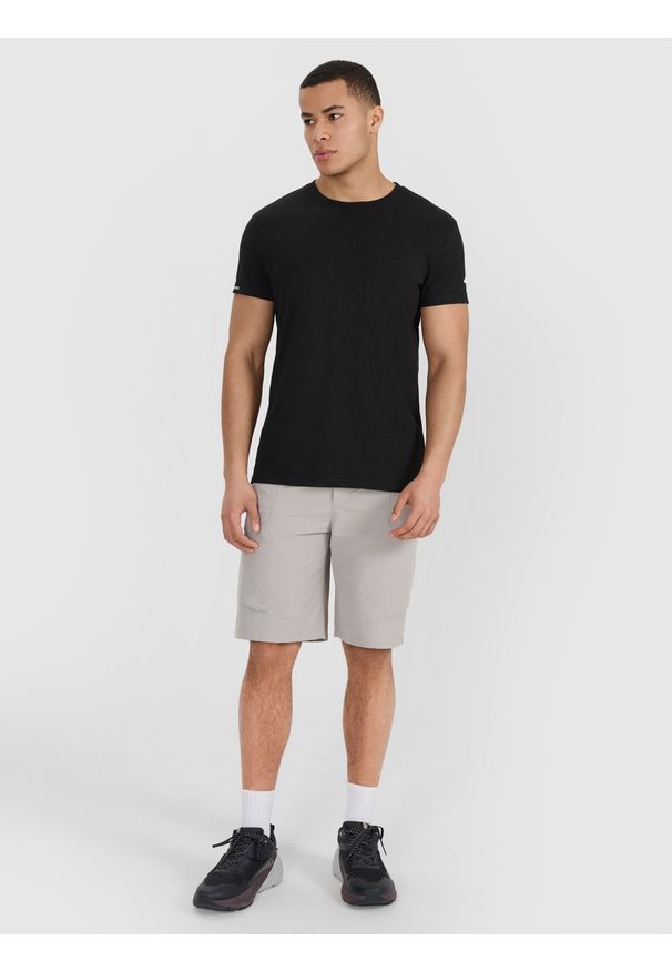 4f - 4F T-shirt regular gładki męski - czarny S. Okazja: na co dzień. Kolor: czarny. Materiał: jersey, dzianina, bawełna. Długość rękawa: krótki rękaw. Długość: krótkie. Wzór: gładki. Styl: casual, klasyczny, sportowy