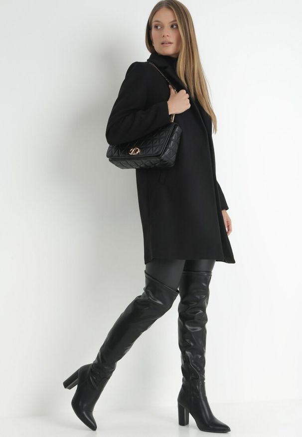 Born2be - Czarny Płaszcz Jednorzędowy Sono. Okazja: na co dzień. Typ kołnierza: golf. Kolor: czarny. Materiał: dzianina, jeans. Długość: do kolan. Styl: casual