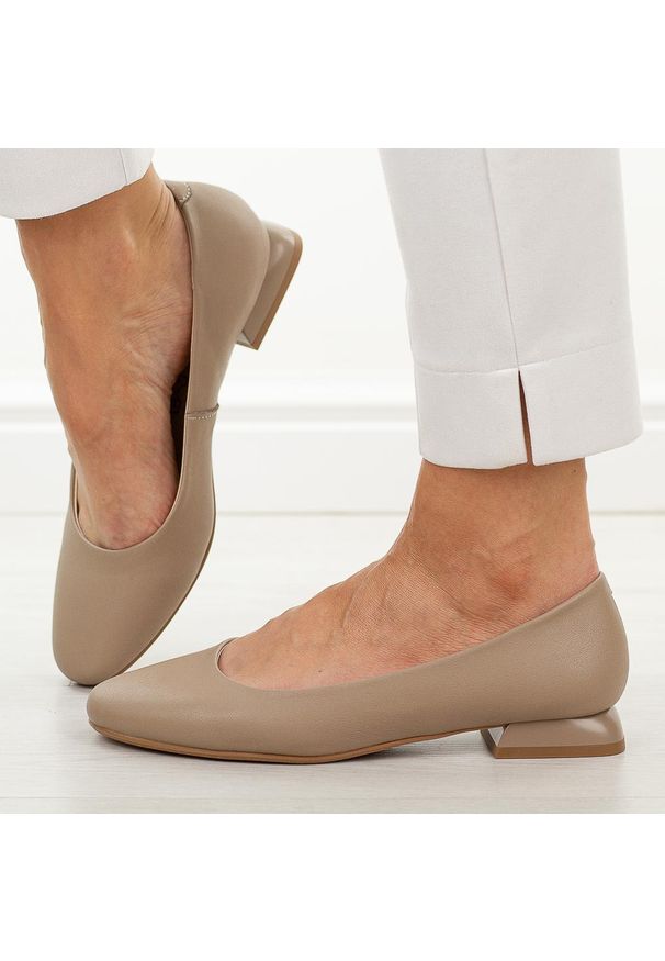 Beżowe skórzane czółenka damskie M.Daszyński Ol51-1. Okazja: na co dzień. Nosek buta: okrągły. Kolor: beżowy. Szerokość cholewki: normalna. Materiał: skóra. Sezon: wiosna, jesień, lato. Obcas: na obcasie. Styl: casual, elegancki, klasyczny, wizytowy. Wysokość obcasa: niski