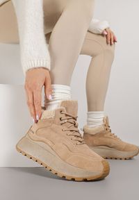 Born2be - Jasnobrązowe Sneakersy Śniegowce Vices na Grubej Podeszwie Ozdobione Futerkiem i Napisem Nelinena. Okazja: na co dzień. Kolor: brązowy. Materiał: futro. Wzór: aplikacja, napisy. Sport: golf