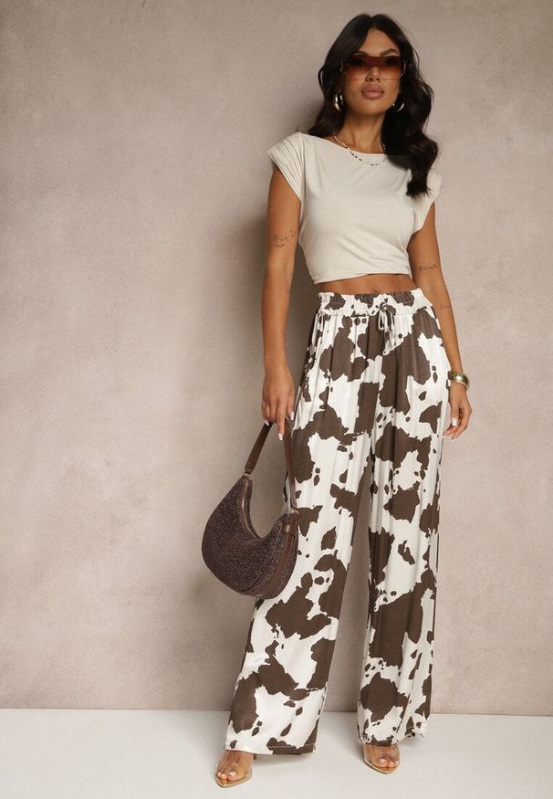 Renee - Brązowe Szerokie Spodnie High Waist z Wiskozy w Print w Krowie Łaty Nelianta. Stan: podwyższony. Kolor: brązowy. Materiał: wiskoza. Wzór: nadruk. Styl: klasyczny, elegancki