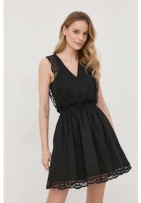 TwinSet - Twinset sukienka kolor czarny mini rozkloszowana. Kolor: czarny. Materiał: tkanina, koronka. Długość: mini