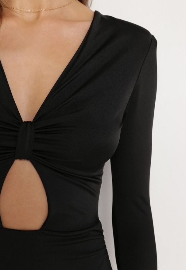 Born2be - Czarna Sukienka Taliowana o Dopasowanym Kroju z Wycięciem pod Biustem Lastar. Okazja: na co dzień. Kolor: czarny. Typ sukienki: proste. Styl: klasyczny, casual, elegancki