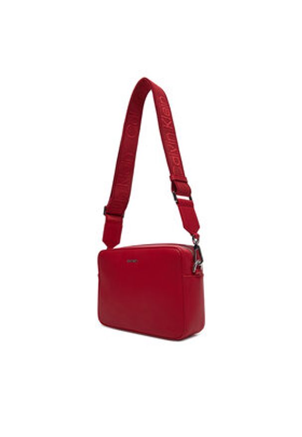 Calvin Klein Torebka Ck Must Small Camera Bag K60K613145 Czerwony. Kolor: czerwony. Materiał: skórzane