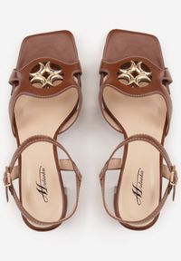 Renee - Brązowe Sandały na Słupkowym Obcasie z Kwadratowym Noskiem i Aplikacją Krisela. Kolor: brązowy. Wzór: aplikacja. Obcas: na obcasie. Wysokość obcasa: średni #4