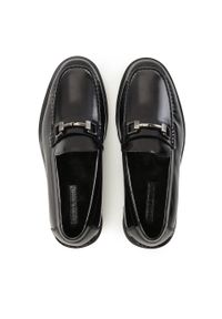 Kazar - Czarne skórzane loafersy męskie z metalową ozdobą. Kolor: czarny. Materiał: skóra. Szerokość cholewki: normalna. Wzór: aplikacja. Styl: elegancki #2