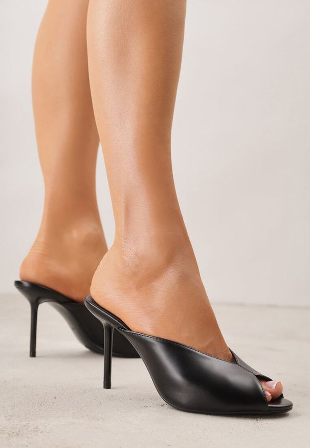 Renee - Czarne Klapki na Szpilce z Wyciętą Cholewką Ariesona. Okazja: na co dzień, na imprezę. Kolor: czarny. Materiał: jeans. Obcas: na szpilce. Styl: casual, elegancki, klasyczny