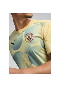 Puma - Męska koszulka przedmeczowa z krótkim rękawem Manchester City PUMA. Kolor: żółty, wielokolorowy, niebieski. Długość rękawa: krótki rękaw. Długość: krótkie