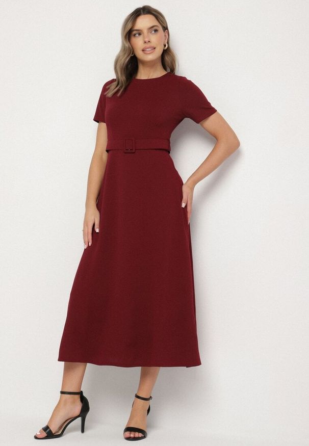 Born2be - Bordowa Rozkloszowana Sukienka Ozdobiona Paskiem Desianna. Okazja: na co dzień. Kolor: czerwony. Wzór: aplikacja. Styl: klasyczny, casual, elegancki