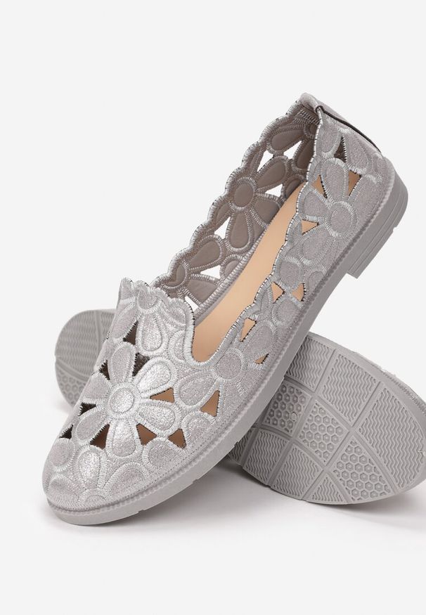 Renee - Srebrne Balerinki Acanophe. Wysokość cholewki: przed kostkę. Nosek buta: okrągły. Kolor: srebrny. Szerokość cholewki: normalna. Wzór: ażurowy. Obcas: na obcasie. Wysokość obcasa: niski