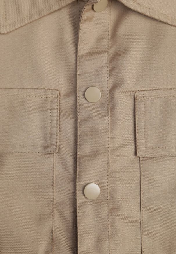 Renee - Beżowy Kombinezon Zapinany na Guziki z Krótkim Rękawem i Materiałowym Paskiem Tiamante. Okazja: na co dzień, na imprezę. Kolor: beżowy. Materiał: materiał. Długość rękawa: krótki rękaw. Długość: krótkie. Sezon: lato. Styl: klasyczny, casual