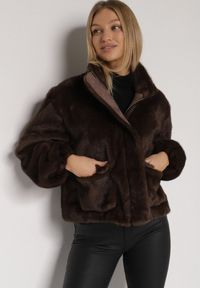 Born2be - Brązowa Futrzana Kurtka Ozdobiona Kieszeniami Vetilina. Okazja: na co dzień. Kolor: brązowy. Materiał: futro. Wzór: aplikacja. Styl: casual, elegancki #1
