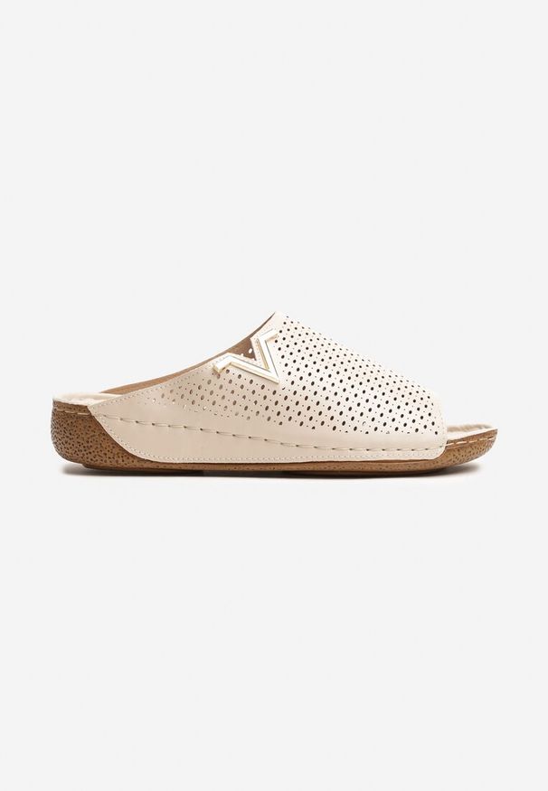 Born2be - Beżowe Klapki Vices z Perforowaną Cholewką Sarianae. Okazja: na co dzień. Kolor: beżowy. Styl: elegancki, casual