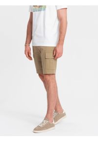 Ombre Clothing - Jednokolorowe męskie szorty z kieszeniami cargo – piaskowe V1 - Rozmiar: XXL. Okazja: na co dzień. Materiał: materiał, poliester, elastan, bawełna. Długość: krótkie. Wzór: jednolity, gładki, aplikacja, haft. Sezon: lato. Styl: wakacyjny, casual