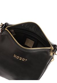 Kazar - Czarna listonoszka na ramię z dwóch rodzajów skór. Kolor: czarny. Dodatki: z breloczkiem. Materiał: lakierowane, skórzane. Styl: elegancki. Rodzaj torebki: na ramię #2