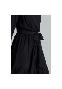 Sukienki.shop - Sukienka boho rozkloszowana kopertowa midi z falbaną czarna. Okazja: na randkę, na imprezę. Kolor: czarny. Typ sukienki: kopertowe. Styl: boho. Długość: midi #5