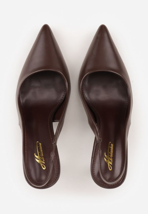 Renee - Brązowe Sandały na Szpilce ze Szpiczastym Noskiem i Otwartą Piętą Ninella. Okazja: na co dzień. Nosek buta: otwarty. Kolor: brązowy. Materiał: jeans. Wzór: aplikacja. Obcas: na szpilce. Styl: elegancki, klasyczny, casual. Wysokość obcasa: średni