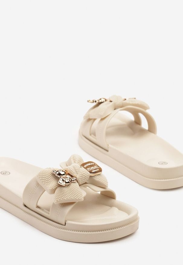 Born2be - Beżowe Klapki z Wycięciami i Kokardą Kinneria. Okazja: na co dzień. Kolor: beżowy. Sezon: lato. Styl: klasyczny, casual