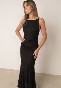 Born2be - Czarna Elegancka Sukienka z Łączonych Materiałów z Odkrytymi Plecami i Falbankami Kalice. Okazja: na randkę, na wesele, na imprezę, na ślub cywilny. Typ kołnierza: kołnierz z falbankami. Kolor: czarny. Materiał: materiał. Długość rękawa: na ramiączkach. Wzór: aplikacja. Typ sukienki: proste. Styl: elegancki #1