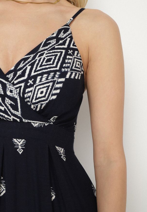 Born2be - Granatowa Bawełniana Sukienka Rozkloszowana z Kopertowym Dekoltem i Wiązaniem Revevra. Okazja: na randkę, na co dzień. Typ kołnierza: dekolt kopertowy. Kolor: niebieski. Materiał: bawełna. Długość rękawa: na ramiączkach. Typ sukienki: kopertowe. Styl: casual