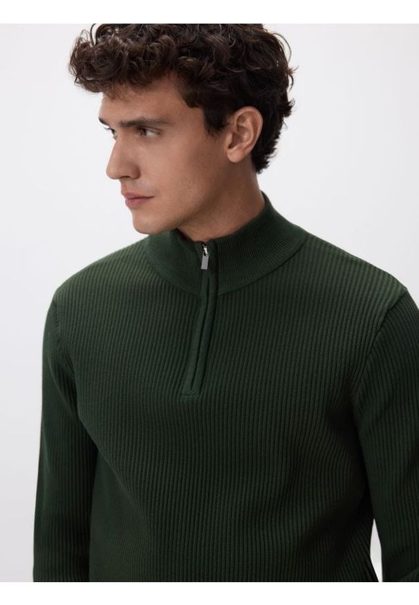 Reserved - Sweter z rozpinaną stójką - ciemnozielony. Typ kołnierza: kołnierzyk stójkowy. Kolor: zielony. Materiał: dzianina, bawełna
