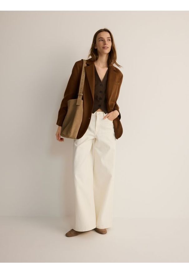 Reserved - Duża zamszowa torebka na ramię - beżowy. Kolor: beżowy. Materiał: zamszowe. Rodzaj torebki: na ramię