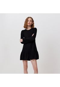 Cropp - Dzianinowa sukienka z falbaną - Czarny. Kolor: czarny. Materiał: dzianina #1