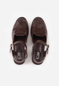 Born2be - Ciemnobrązowe Sandały na Obcasie Ozdobione Geometryczną Cholewką Salomia. Okazja: na co dzień, na imprezę. Zapięcie: pasek. Kolor: brązowy. Wzór: geometria, aplikacja. Sezon: lato. Obcas: na obcasie. Styl: casual. Wysokość obcasa: średni #7