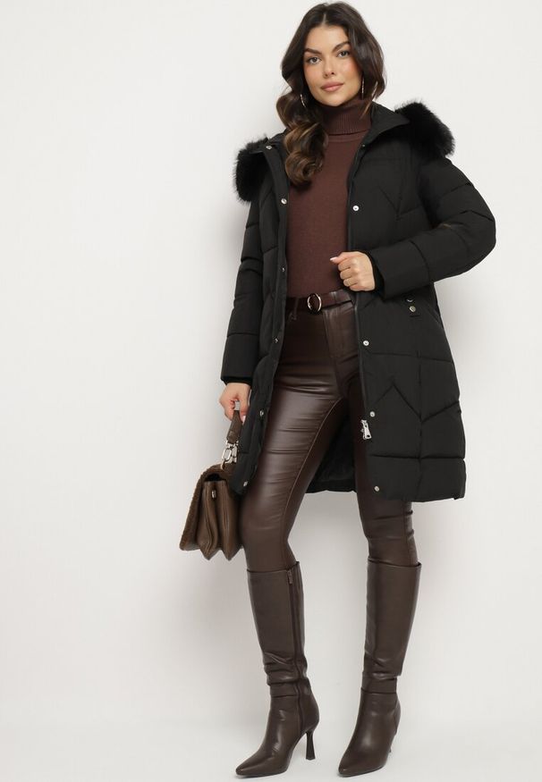 Born2be - Czarna Pikowana Kurtka o Taliowanym Kroju z Kapturem z Futerkiem Sintinnella. Okazja: na co dzień. Typ kołnierza: kaptur. Kolor: czarny. Materiał: futro. Sezon: zima, jesień. Styl: casual, elegancki