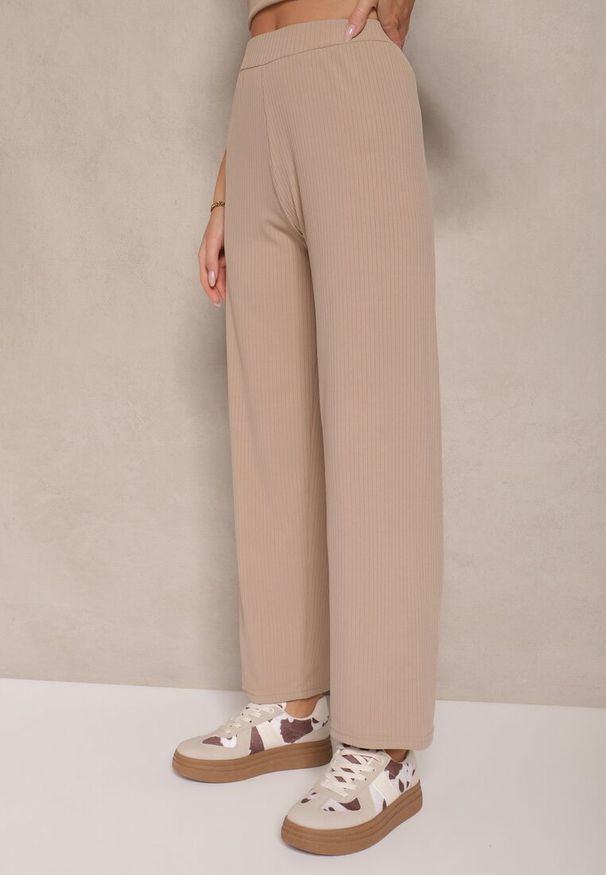 Renee - Ciemnobeżowe Szerokie Spodnie z Delikatnie Prążkowanego Materiału Kasaida. Kolor: beżowy. Materiał: materiał, prążkowany. Sezon: lato