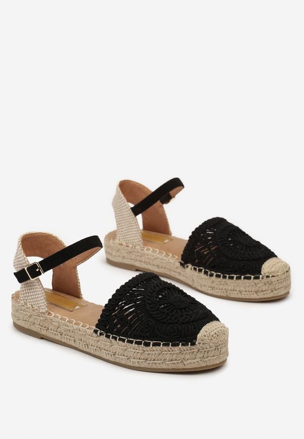 Born2be - Czarne Espadryle na Grubej Podeszwie z Plecionki i Ażurowym Wzorem na Cholewce Astaria. Kolor: czarny. Szerokość cholewki: normalna. Wzór: ażurowy. Styl: wakacyjny, boho
