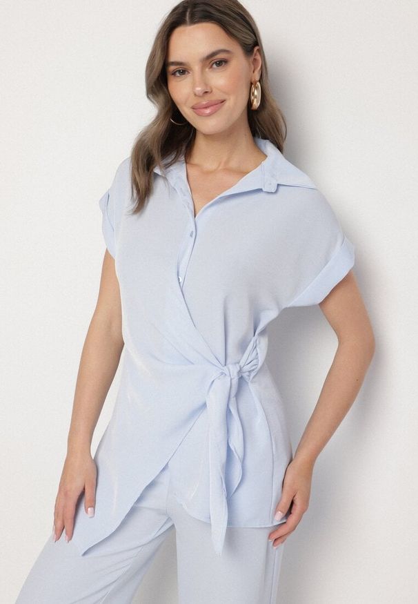 Born2be - Niebieski Komplet Koszula z Asymetrycznym Wiązaniem i Szerokie Spodnie Filivara. Kolor: niebieski