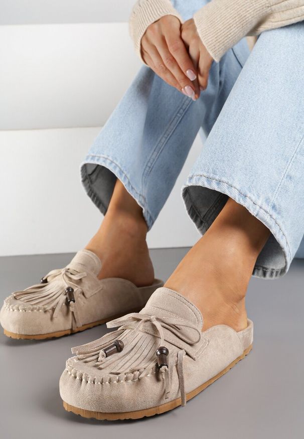 Born2be - Ciemnobeżowe Klapki z Frędzlami i Kokardą Narialla. Okazja: na spacer, na co dzień. Kolor: beżowy. Sezon: lato. Styl: casual