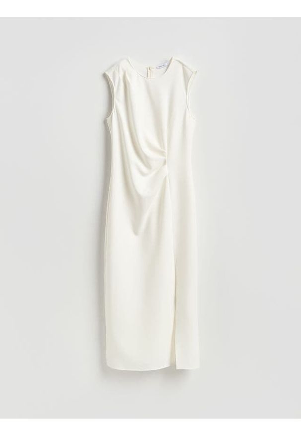 Reserved - Sukienka z marszczeniem - biały. Kolor: biały. Materiał: tkanina, wiskoza. Wzór: gładki
