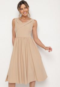 Born2be - Beżowa Klasyczna Rozkloszowana Sukienka Vices Tolissela. Okazja: na co dzień. Kolor: beżowy. Wzór: aplikacja, gładki. Styl: klasyczny #4
