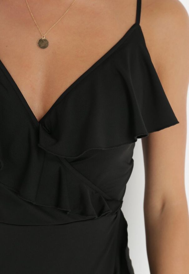 Born2be - Czarna Kopertowa Sukienka na Ramiączkach Zdobiona Falbanami Adathe. Kolor: czarny. Długość rękawa: na ramiączkach. Wzór: aplikacja. Typ sukienki: kopertowe. Styl: elegancki. Długość: midi