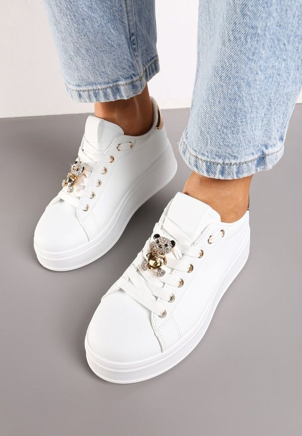 Born2be - Białe Sneakersy na Grubej Podeszwie z Misiem z Cyrkonii Vlinaya. Okazja: na co dzień. Kolor: biały. Materiał: jeans. Obcas: na platformie