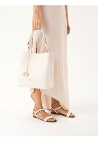 Kazar - Skórzana torebka z beżowym printem. Kolor: beżowy. Wzór: nadruk. Materiał: skórzane. Styl: elegancki, casual. Rodzaj torebki: do ręki #2