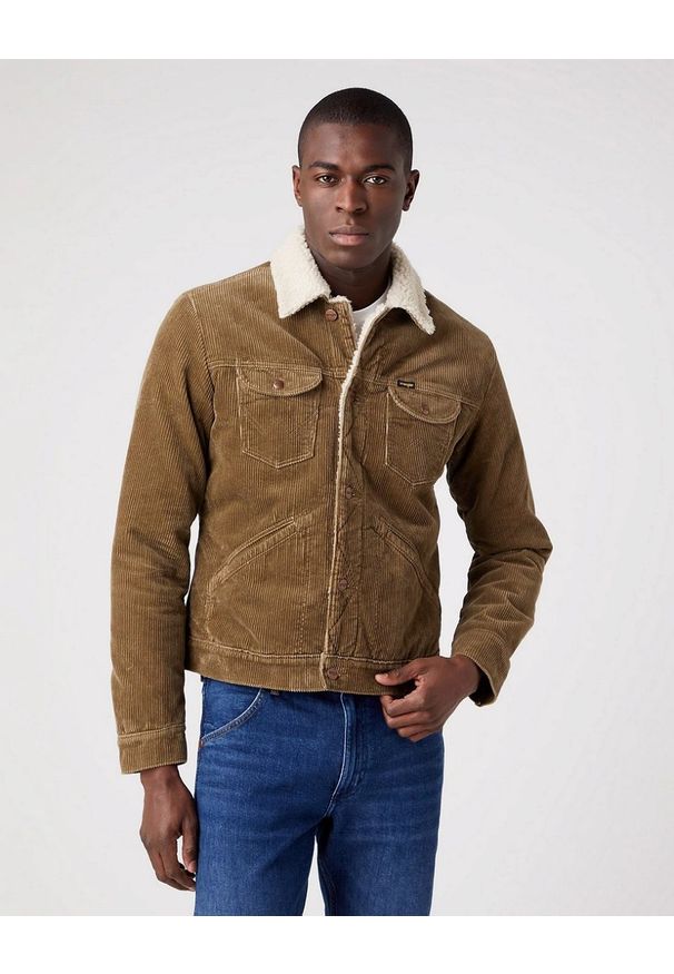 Wrangler - WRANGLER 124MJ MĘSKA KURTKA PRZEJŚCIOWA SHERPA SZTRUKSOWA W4MS88455. Okazja: na co dzień. Typ kołnierza: kaptur. Materiał: sztruks. Długość rękawa: długi rękaw. Długość: długie. Wzór: kolorowy. Sezon: jesień, zima. Styl: vintage, casual, klasyczny, elegancki