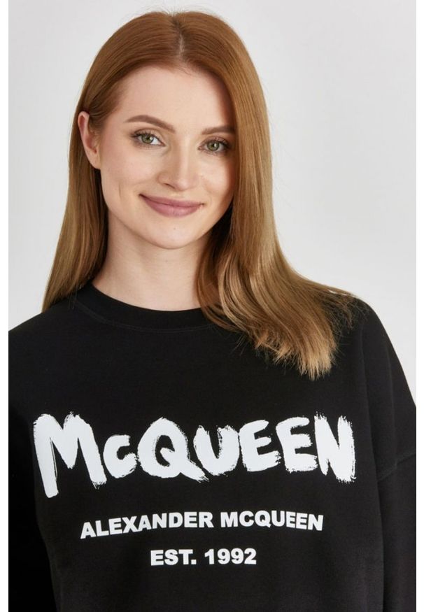 Alexander McQueen - ALEXANDER MCQUEEN Czarna bluza damska z logo, Rozmiar 42. Kolor: czarny. Materiał: prążkowany, bawełna