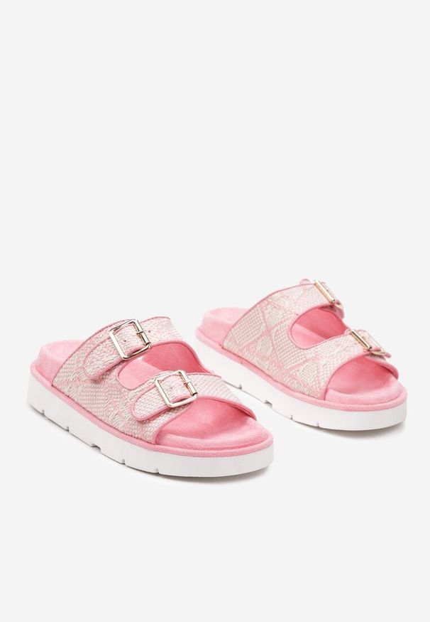 Born2be - Fuksjowe Klapki na Grubej Podeszwie z Plecionym Materiałem i Klamrami Liotara. Nosek buta: otwarty. Kolor: różowy. Materiał: materiał. Sezon: lato. Obcas: na obcasie. Styl: klasyczny. Wysokość obcasa: niski