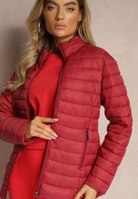 Renee - Bordowa Kurtka Ozdobiona Pikowaniem i Kieszeniami na Suwak Mivuria. Okazja: na co dzień. Kolor: czerwony. Materiał: jeans. Wzór: aplikacja. Styl: elegancki, casual #3