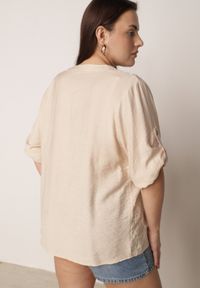 Born2be - Beżowa Bluzka Ozdobiona Guzikami i Haftowanymi Kwiatami Delmana. Okazja: na co dzień. Kolekcja: plus size. Kolor: beżowy. Materiał: materiał, tkanina. Wzór: aplikacja, kwiaty, haft. Sezon: lato. Styl: klasyczny, casual #4