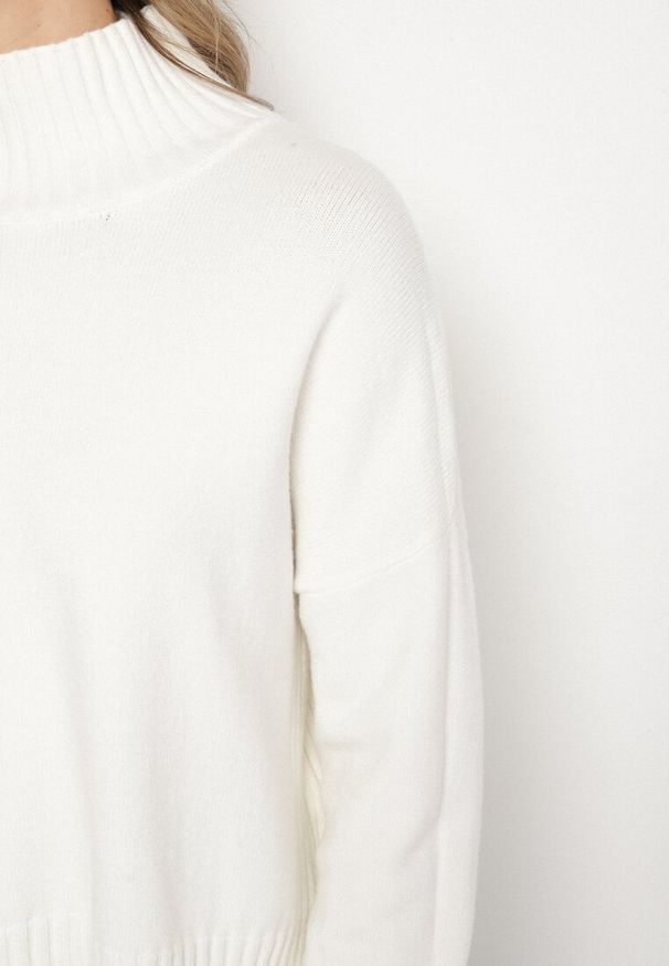 Born2be - Biały Gładki Golf w Klasycznym Stylu Ralenatia. Okazja: na co dzień. Typ kołnierza: golf. Kolor: biały. Materiał: skóra, jeans. Długość rękawa: długi rękaw. Długość: długie. Wzór: gładki. Styl: klasyczny