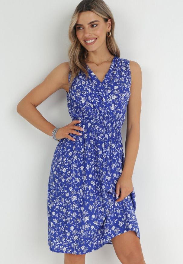 Born2be - Granatowa Sukienka z Wiskozy Marszczoną Gumką w Pasie i Kopertowym Dekoltem Nivih. Kolor: niebieski. Materiał: wiskoza. Długość rękawa: bez rękawów. Typ sukienki: kopertowe