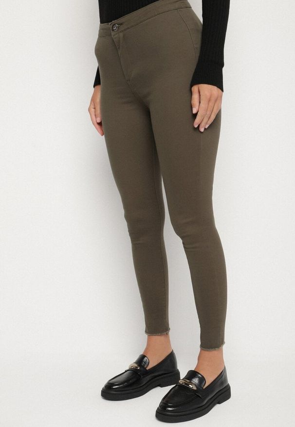 Born2be - Ciemnozielone Spodnie Skinny Biscova. Kolor: beżowy. Styl: elegancki