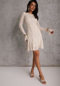 Renee - Beżowa Sukienka z Koronki Ozdobiona Rozkloszowanymi Rękawami Cinalata. Kolor: beżowy. Materiał: koronka. Wzór: aplikacja, koronka. Typ sukienki: rozkloszowane. Styl: elegancki, klasyczny #6